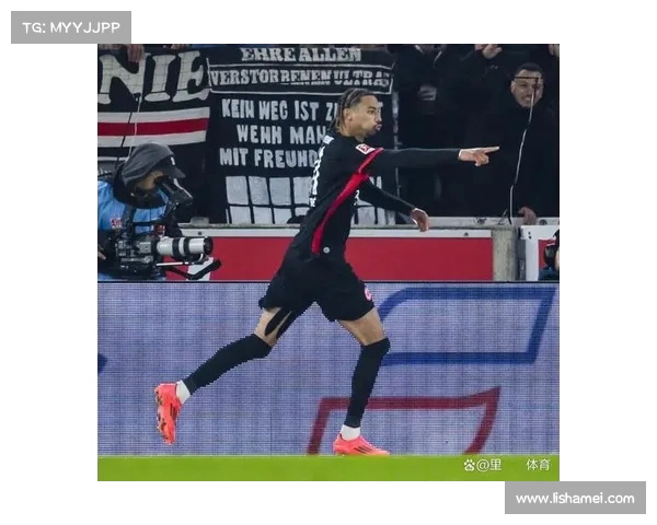 詹姆斯首秀引关注 姆博莫曼联首场亮相精彩表现回顾